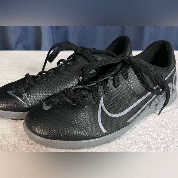 Nike Other - Nike Youth Size 5 Indoor Soccer Cleats